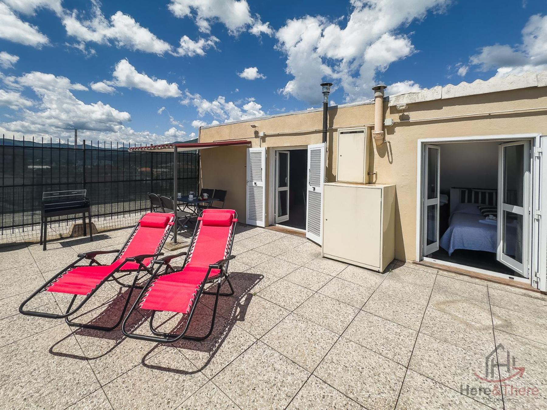 Sea View Penthouse - Free Park - Wifi *